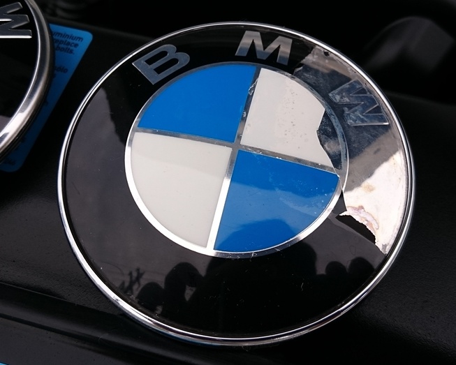 BMWのエンブレム交換を行う際の注意点