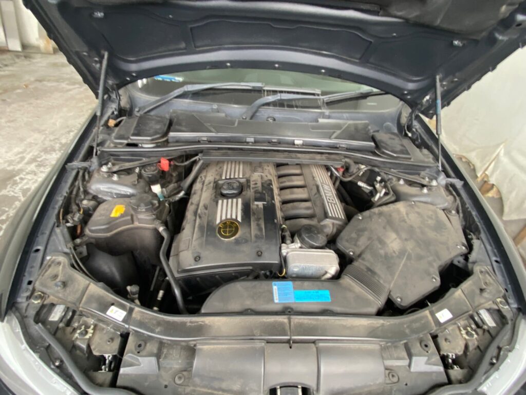 BMWのオイル漏れ修理（タペットカバー交換）
